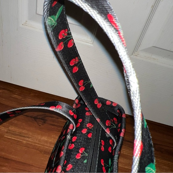 Harveys seatbelt cherry bomb large satchel shoulder bag - Picture 6 of 15